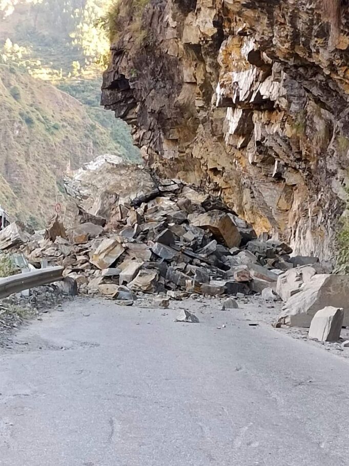 ब्रेकिंग: बद्रीनाथ राष्ट्रीय राजमार्ग पर आया मलबा