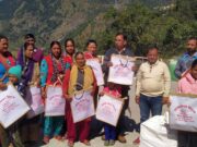 पॉलीथीन उन्मूलन को लेकर अनोखी पहल, नगर अध्यक्ष ने बांटे प्रत्येक परिवार को बैग