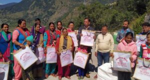 पॉलीथीन उन्मूलन को लेकर अनोखी पहल, नगर अध्यक्ष ने बांटे प्रत्येक परिवार को बैग