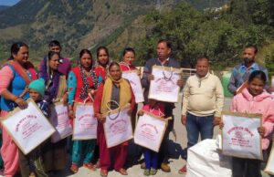 पॉलीथीन उन्मूलन को लेकर अनोखी पहल, नगर अध्यक्ष ने बांटे प्रत्येक परिवार को बैग