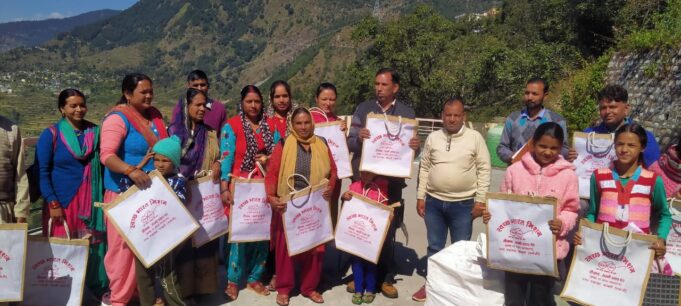 पॉलीथीन उन्मूलन को लेकर अनोखी पहल, नगर अध्यक्ष ने बांटे प्रत्येक परिवार को बैग