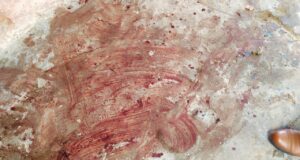 खून के धब्बो से फैली सनसनी, पुलिस मौके पर