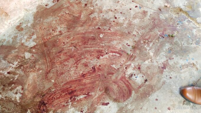 खून के धब्बो से फैली सनसनी, पुलिस मौके पर