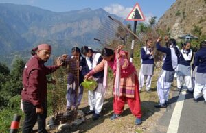 एकता दिवस पर स्वयं सेवकों ने लगाए ट्री गॉर्ड