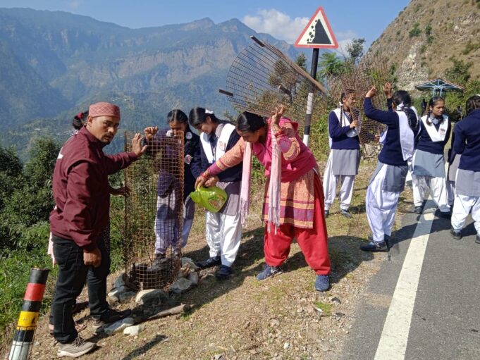 एकता दिवस पर स्वयं सेवकों ने लगाए ट्री गॉर्ड