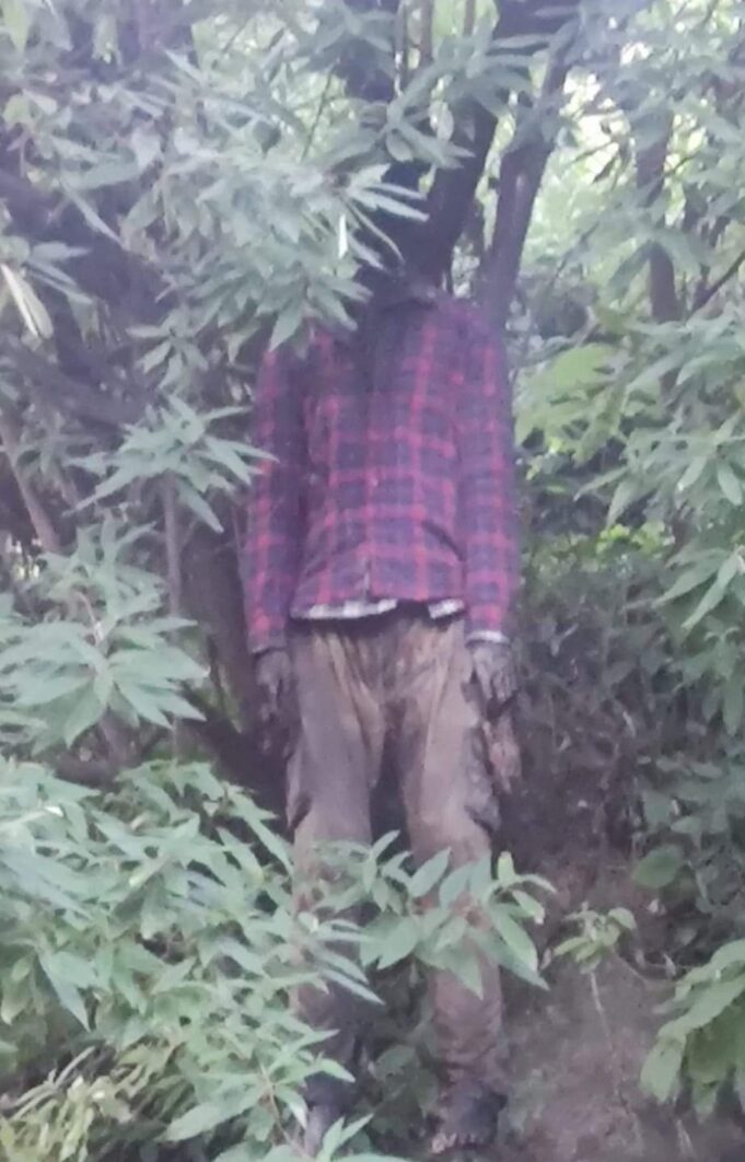 दुःखद: पेड़ से मिला शव, पुलिस प्रशासन मौके पर