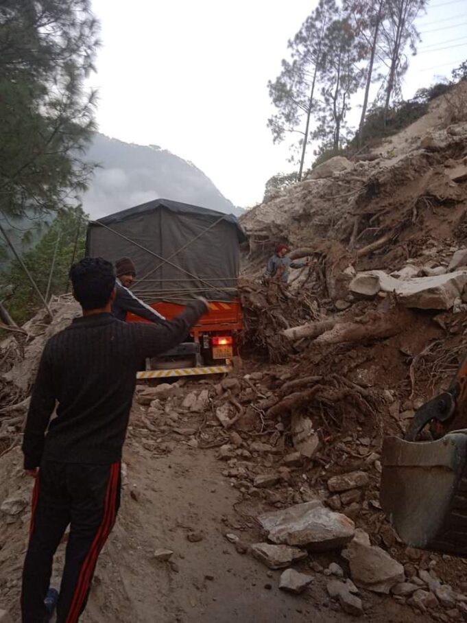 देखे यहां सड़क बन्द है, सड़क खुलने तक क्या रहेगा रुट