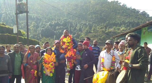 सेवा निवृत्त हवलदार दीवान सिंह राणा का गांव पहुचने पर भव्य स्वागत।