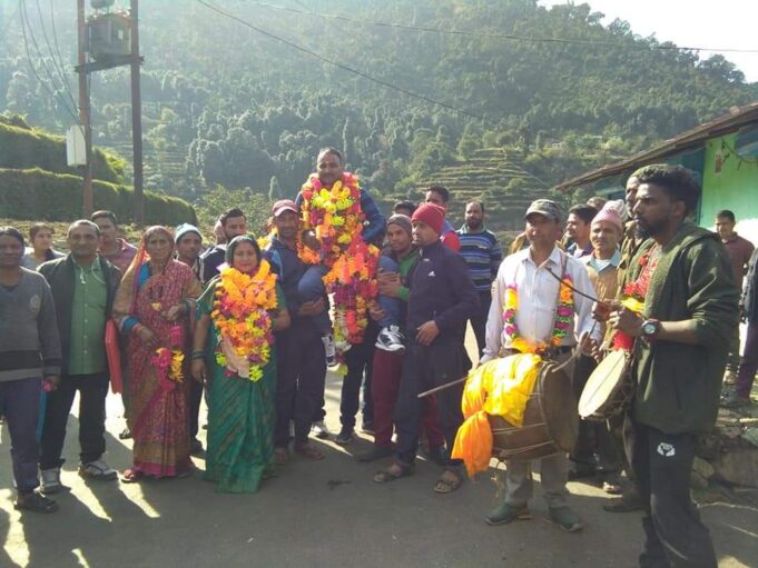 सेवा निवृत्त हवलदार दीवान सिंह राणा का गांव पहुचने पर भव्य स्वागत।