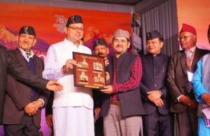 गढ़वाल गौरव सम्मान!– पेड वाले गुरूजी’ धन सिंह घरिया को गढ कौथिग में किया गया सम्मानित..