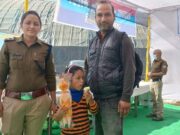 गौचर मेले में परिवार से बिछड़ी नन्ही बच्ची को चमोली पुलिस ने सकुशल किया परिजनों के सुपुर्द