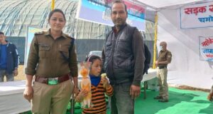 गौचर मेले में परिवार से बिछड़ी नन्ही बच्ची को चमोली पुलिस ने सकुशल किया परिजनों के सुपुर्द