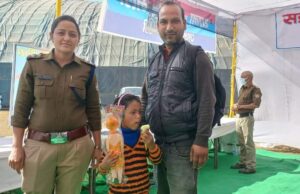 गौचर मेले में परिवार से बिछड़ी नन्ही बच्ची को चमोली पुलिस ने सकुशल किया परिजनों के सुपुर्द