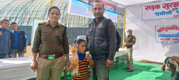 गौचर मेले में परिवार से बिछड़ी नन्ही बच्ची को चमोली पुलिस ने सकुशल किया परिजनों के सुपुर्द
