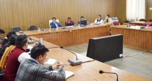 डीएम ने की मल्टी स्पेशिलिटी स्वास्थ्य शिवरो की समीक्षा बैठक