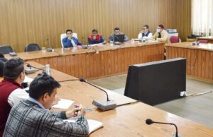 डीएम ने की मल्टी स्पेशिलिटी स्वास्थ्य शिवरो की समीक्षा बैठक