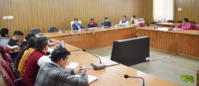 डीएम ने की मल्टी स्पेशिलिटी स्वास्थ्य शिवरो की समीक्षा बैठक