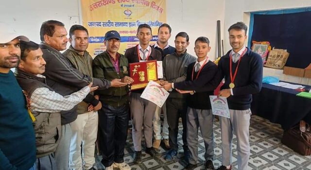 राइका गोपेश्वर बना जनपदीय सामान्य ज्ञान क्विज प्रतियोगिता का विजेता राइका कर्णप्रयाग को द्वितीय स्थान मिला