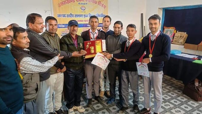 राइका गोपेश्वर बना जनपदीय सामान्य ज्ञान क्विज प्रतियोगिता का विजेता राइका कर्णप्रयाग को द्वितीय स्थान मिला