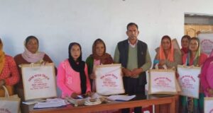 स्वच्छता अभियान के तहत नगर पंचायत अद्ययक्ष पोखरी ने कैरीबैग किये वितरित