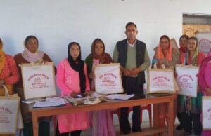 स्वच्छता अभियान के तहत नगर पंचायत अद्ययक्ष पोखरी ने कैरीबैग किये वितरित