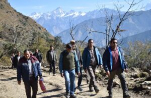 डीएम ने 18 किमी पैदल दूरी पर स्थित दुमक कलगोट छेत्र का किया भर्मण