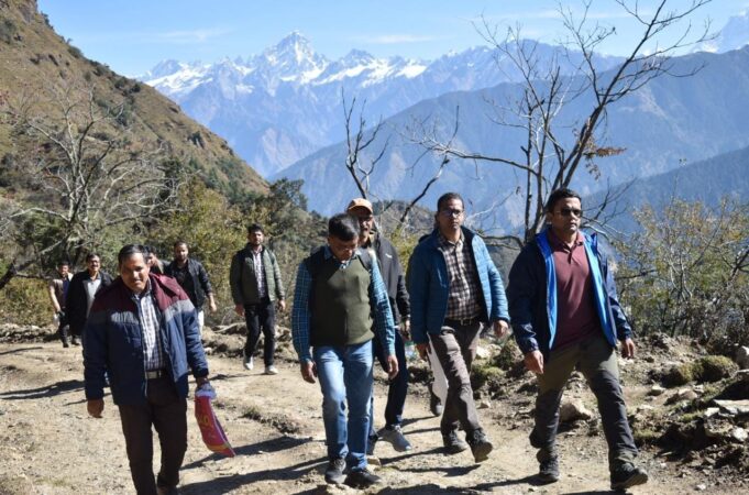 डीएम ने 18 किमी पैदल दूरी पर स्थित दुमक कलगोट छेत्र का किया भर्मण