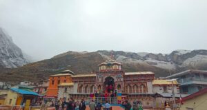 बद्रीनाथ में बर्फवारी, तापमान में आई गिरावट