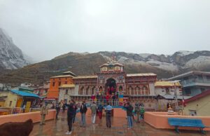 बद्रीनाथ में बर्फवारी, तापमान में आई गिरावट