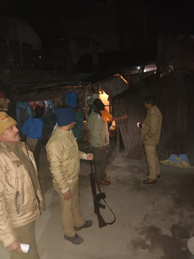 पुलिस ने 5 संदिग्ध लोगों के साथ 10 वाहनों को लिया कब्जे में