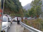 आक्रोशित परिजनों ने लगाया बद्रीनाथ राष्ट्रीय राजमार्ग पर जाम