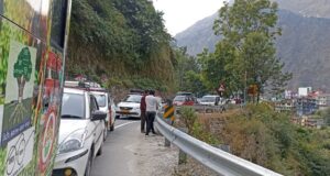 आक्रोशित परिजनों ने लगाया बद्रीनाथ राष्ट्रीय राजमार्ग पर जाम