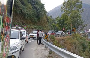 आक्रोशित परिजनों ने लगाया बद्रीनाथ राष्ट्रीय राजमार्ग पर जाम