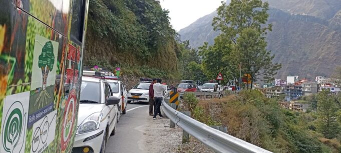 आक्रोशित परिजनों ने लगाया बद्रीनाथ राष्ट्रीय राजमार्ग पर जाम