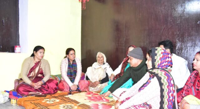 कैबिनेट मंत्री रेखा आर्या ने नैनीताल दुग्ध संघ के अध्यक्ष मुकेश बोरा के पैतृक गांव पहुँच उनके पिता के निधन पर जताया शोक