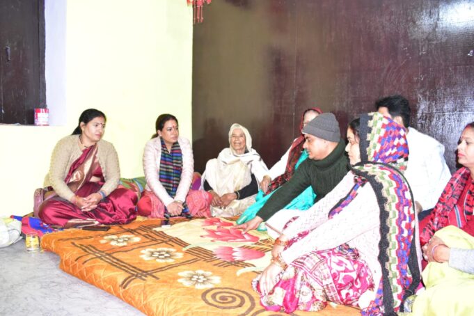 कैबिनेट मंत्री रेखा आर्या ने नैनीताल दुग्ध संघ के अध्यक्ष मुकेश बोरा के पैतृक गांव पहुँच उनके पिता के निधन पर जताया शोक