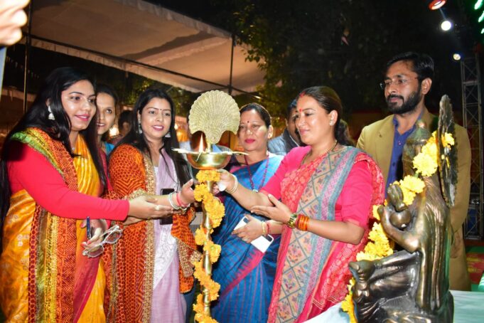 23 वें राज्य स्थापना दिवस की पूर्व संध्या पर हल्द्वानी स्थित रामलीला मैदान में आयोजित हुआ उत्तराखंड महोत्सव-2022,कैबिनेट मंत्री रेखा आर्या ने मुख्य अतिथि के रूप में की शिरकत