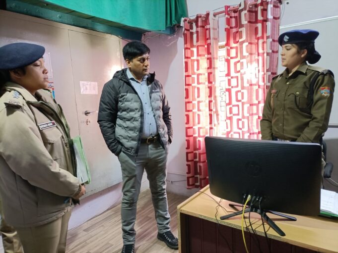 एसपी चमोली ने किया पुलिस कार्यालय की शाखाओं का औचक निरीक्षण।