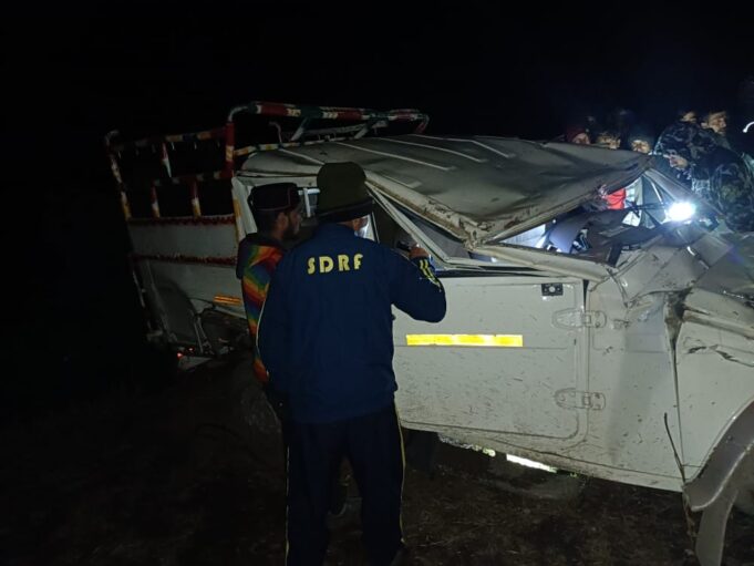 वाहन दुर्घटना ग्रस्त, 12 से अधिक लोग सवार, स्थिति गम्भीर