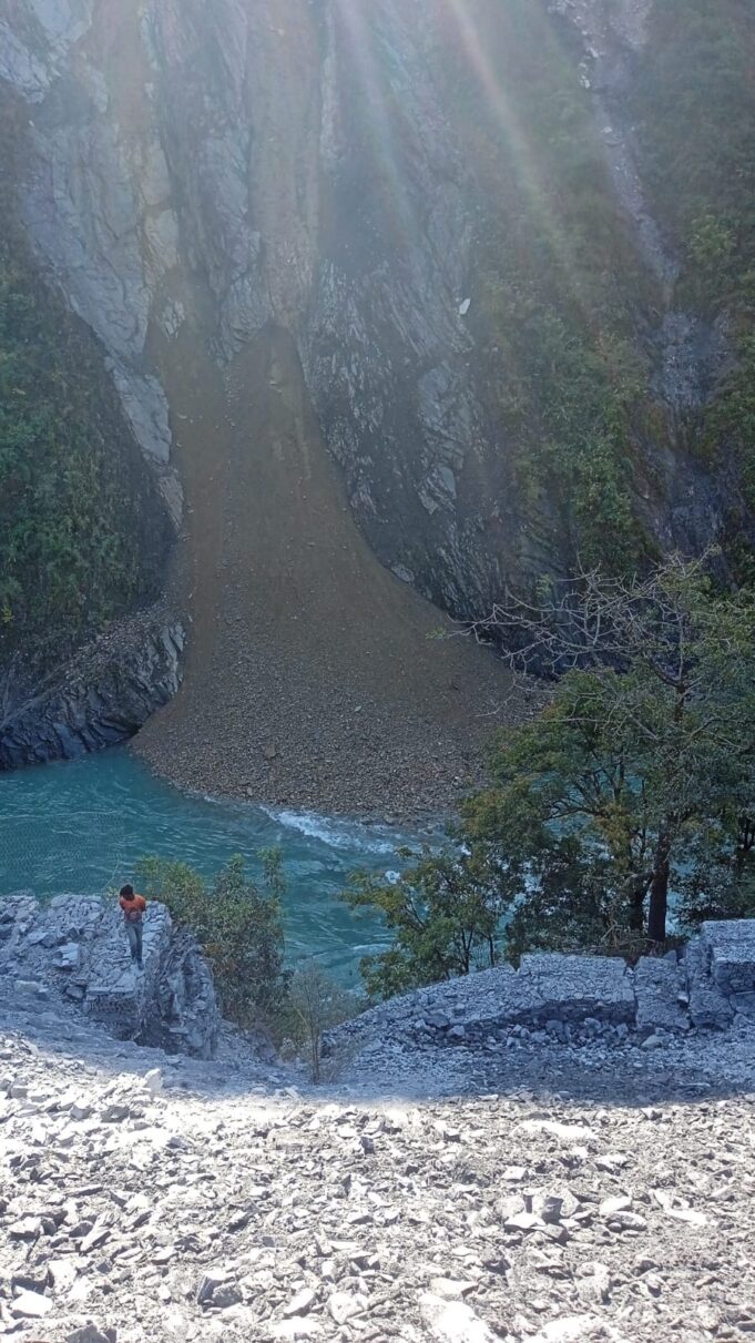 अलकनन्दा में डाला जा रहा सड़क का मलबा, लोगों ने जताई नाराजगीं