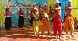 हंसकोटी गांव में पहली बार पारंपरिक पांडव महायज्ञ में सांस्कृतिक कार्यक्रमों का किया गया आयोजन। लोक गायकों व कलाकारों ने लोगों का खूब किया मनोरंजन।