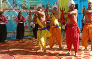 हंसकोटी गांव में पहली बार पारंपरिक पांडव महायज्ञ में सांस्कृतिक कार्यक्रमों का किया गया आयोजन। लोक गायकों व कलाकारों ने लोगों का खूब किया मनोरंजन।