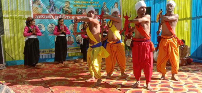 हंसकोटी गांव में पहली बार पारंपरिक पांडव महायज्ञ में सांस्कृतिक कार्यक्रमों का किया गया आयोजन। लोक गायकों व कलाकारों ने लोगों का खूब किया मनोरंजन।