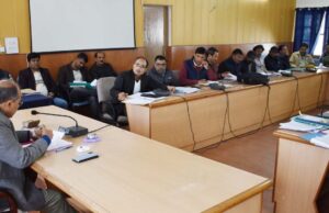 विकास कार्यो को गुणवत्ता के साथ तय समय में पूरा करते हुए अवमुक्त धनराशि को शत प्रतिशत व्यय करने के सीडीओ न दिए निर्देश दिए गए।