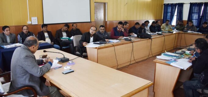 विकास कार्यो को गुणवत्ता के साथ तय समय में पूरा करते हुए अवमुक्त धनराशि को शत प्रतिशत व्यय करने के सीडीओ न दिए निर्देश दिए गए।