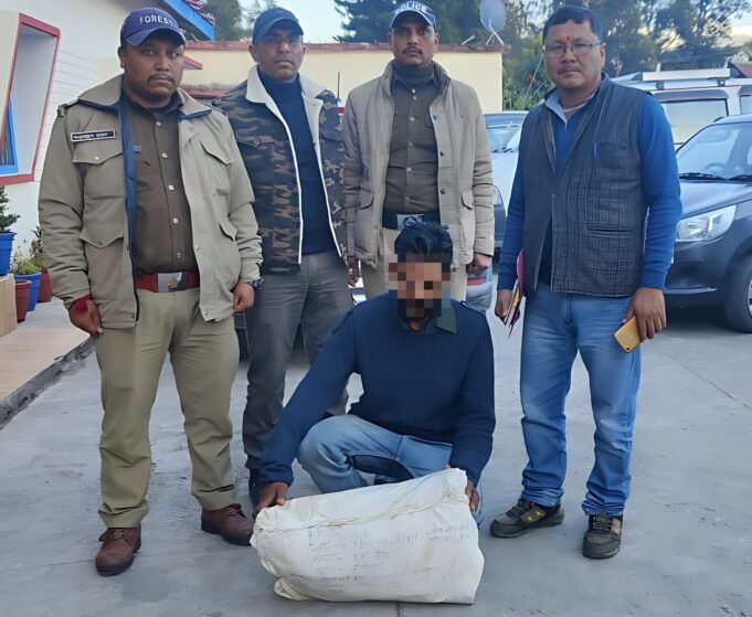 वन्य जीव तस्कर, गुलदार की खाल सहित गिरफ्तार, एसपी चमोली ने पुलिस टीम को 5हजार रुपये इनाम की घोषणा की