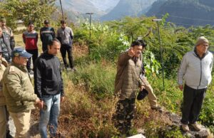 घर के आंगन में पहुचा गुलदार, दहशत में लोग