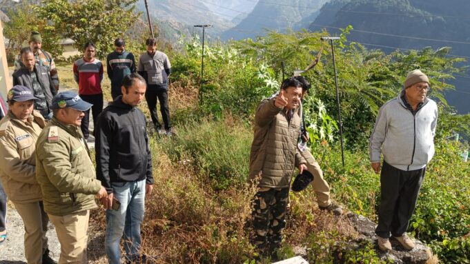 घर के आंगन में पहुचा गुलदार, दहशत में लोग