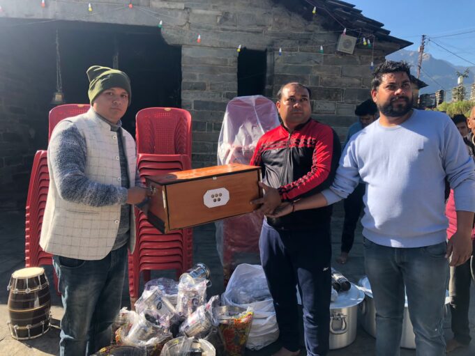 गोपीनाथ मंदिर के अन्न छेत्र के लिए हंस फाउंडेश ने दिए बर्तन और अन्य सामग्री