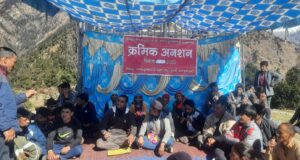 सड़क को लेकर आंदोलन कर रहे ग्रामीणों से मिलने पहुचे विभागीय अधिकारी, वार्ता विफल